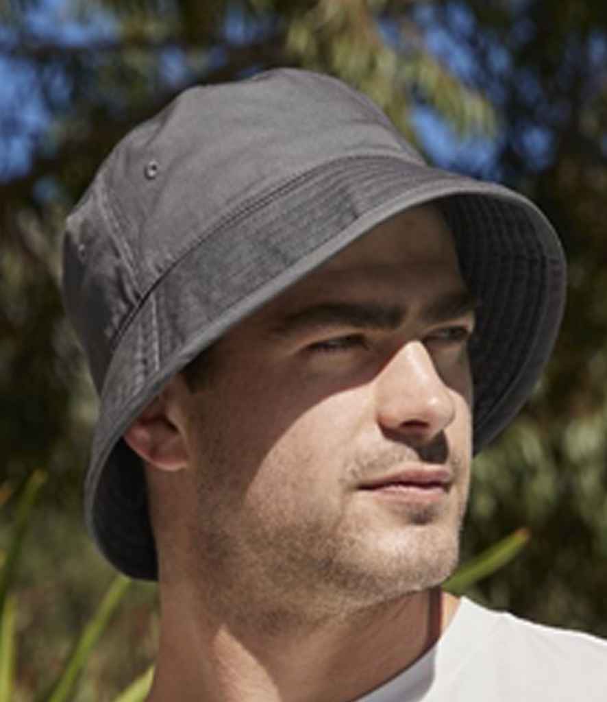 model image of beechfield organic cotton bucket hat in graphite grey